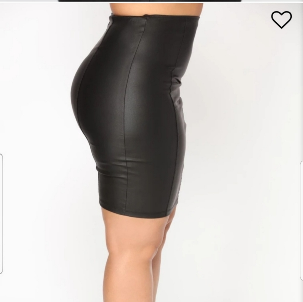 Fashion Nova  Black pencil skirt. - Picture 3 of 4